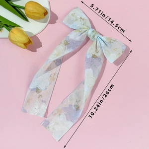 Detail van afmetingen van bloemige organza haarstrik met lichtblauwe en paarse patronen