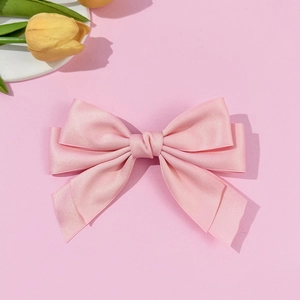 Detailansicht der hochwertigen rosa Satinschleife und Stoffstruktur dieser Haarspange