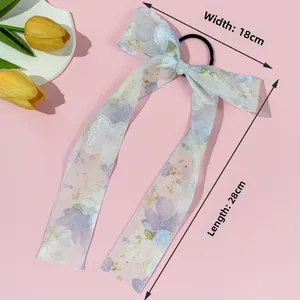 Detail van bloemen organza haarstrik met afmetingen breedte 18cm en lengte 28cm