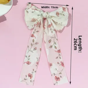 Détail de la pince à cheveux nœud floral rose, dimensions 15cm large et 26cm long