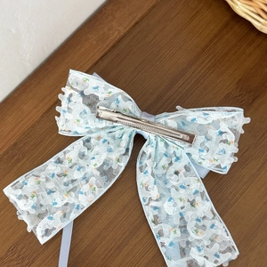 Fermaglio per capelli con fiocco in pizzo azzurro e fiori gialli su legno