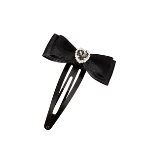Barrette à cheveux élégante en satin noir avec un nœud et un strass en forme de cœur
