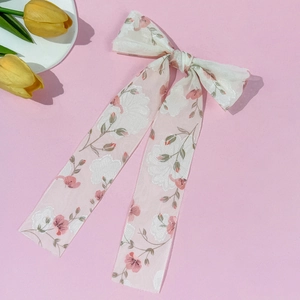 Detailopname van de elegante bloemen haarstrik met zachte roze bloemmotieven