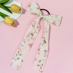 Bloemenprint haarelastiek met lange linten in een elegant roze en groen patroon