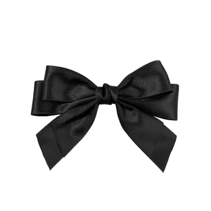 Eleganter schwarzer Satin-Doppelschleifen-Haarclip mit fließenden Bändern auf weißem Grund