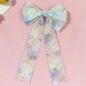 Pince à cheveux nœud en organza à fleurs double couche sur fond rose clair