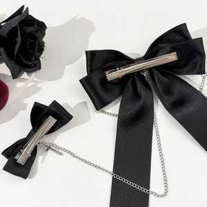 Set di fermagli per capelli con fiocco in raso nero gotico con catene e ciondoli a croce