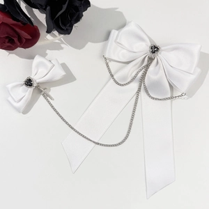 Fiocchi bianchi in raso stile gotico con gemme a cuore, catene d'argento e croce pendente