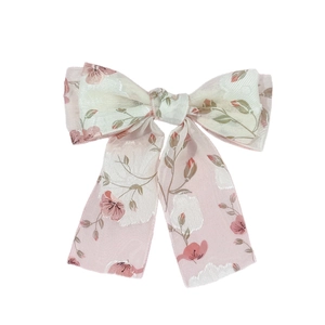 Barrette à cheveux à fleurs avec rubans roses élégants sur un fond blanc épuré