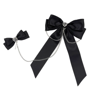 Set mollette gotiche in raso nero con catenine argento, cuori e pendente a croce