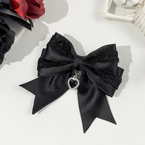 Schwarze Gothic Lolita Haarschleife aus Satin mit Herzanhänger und Spitzendetails