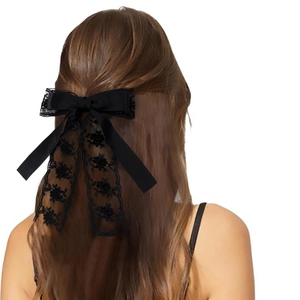 Barrette à nœud en dentelle noire élégante sur les cheveux avec de longs rubans