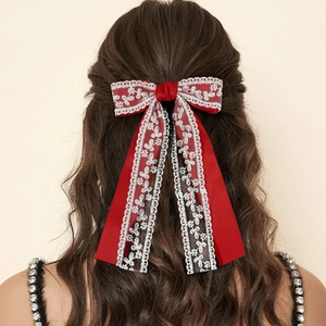 Elegante pinza de pelo con lazo rojo y encaje floral blanco para mujer vista trasera