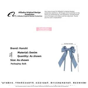 Détail de la barrette nœud en jean montrant les dimensions 13,5x24,5 cm et le poids 16,6g