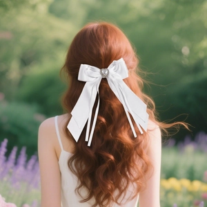 Barrette à cheveux élégante en satin blanc avec perle de cœur sur cheveux longs