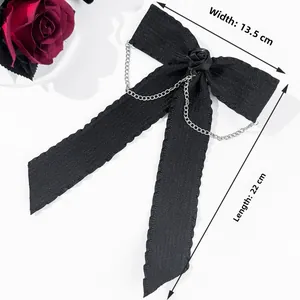 Pince à cheveux nœud gothique noir avec rose et chaînes, vue détaillée de 22cm