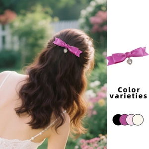 Fermaglio per capelli con fiocco di raso rosa e pendente cuore in vari colori