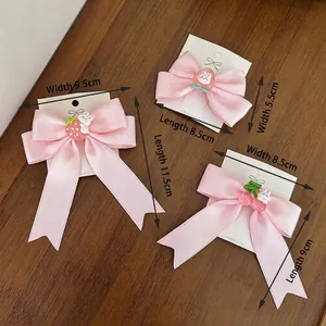 Lot de barrettes nœuds en satin rose avec breloques lapin et fraise sur carte