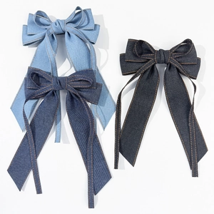 Barrette à cheveux avec nœud en denim et rubans en bleu clair et foncé avec surpiqûres
