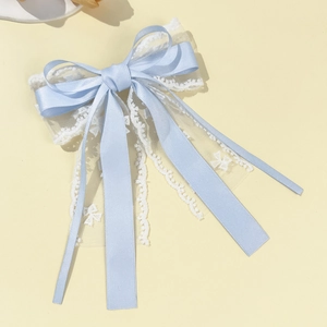 Elegante fermaglio per capelli in raso azzurro con pizzo bianco da donna, vista dall'alto