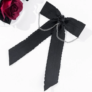 Barrette nœud gothique noir avec rose et chaînes argentées sur fond blanc