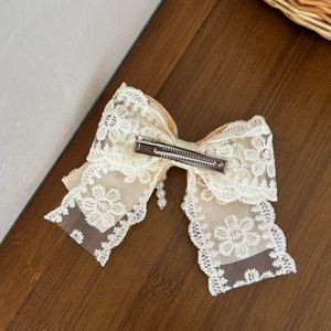 Fermaglio per capelli vintage in pizzo floreale con ciondoli di perle su legno
