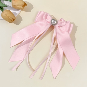 Pince à cheveux élégante en satin rose avec perle en cœur et strass brillants