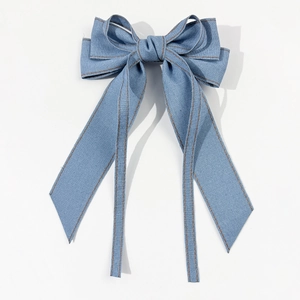 Pince à cheveux avec nœud en denim, longs rubans et surpiqûres marron contrastées