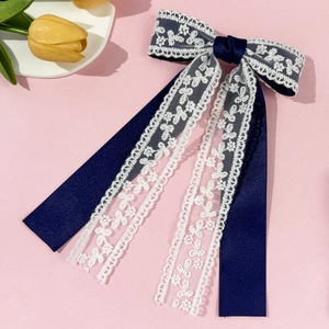 Pinza de pelo elegante con lazo de satén azul marino y encaje blanco con cintas largas