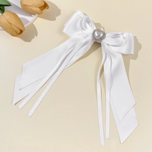 Barrette nœud en satin blanc avec perle cœur et longs rubans pour coiffure élégante