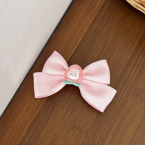 Gros plan sur pince à cheveux nœud rose avec breloque lapin fraise mignonne