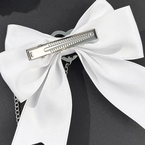 Gothic weiße Satin-Schleife Haarspange mit Herzschnalle und silberner Kette