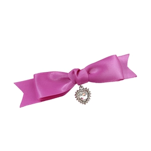Fermaglio a fiocco in raso rosa con ciondolo a cuore in cristallo brillante e strass