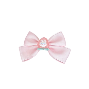 Pince à cheveux noeud en satin rose avec fraise translucide et adorable petit lapin