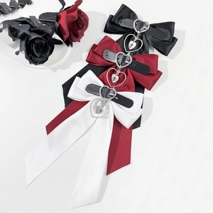 Pince à Cheveux Nœud en Satin Gothique Avec Pendentif Croix Cœur Sangle en Similicuir Punk Style Sombre pour Femme