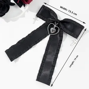 Schwarze Gothic-Satinschleife mit Herz-Kreuz-Anhängern, Maße: 13,5 cm Breite, 19 cm Länge