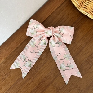 Detailansicht der rosa Haarklammer mit Blumenmuster aus Ripsband und Magnolien-Print