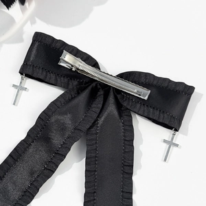 Schwarze Satin-Rüschen-Haarschleife mit silbernen Kreuzanhängern und Metallklammer