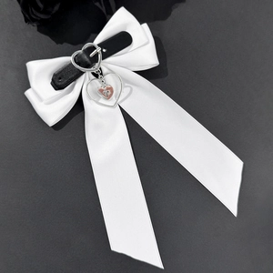 Barrette nœud satin blanc gothique avec lanière en cuir noir et pendentif cœur argenté
