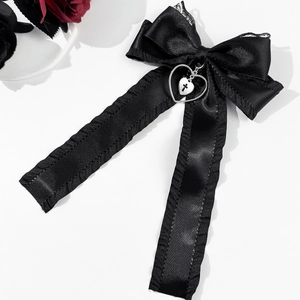 Gothic schwarze Satin-Schleife Haarspange mit Spitze und silbernem Herz-Kreuz-Anhänger