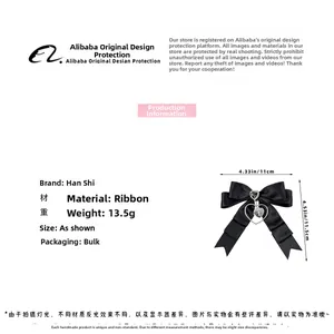 Détail d'une barrette à nœud gothique avec cadre en métal en cœur et pendentif croix