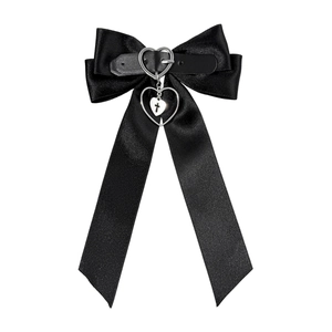 Pince à cheveux gothique en satin noir avec lanière en cuir, cœur et pendentif croix