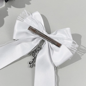 Barrette nœud en satin blanc avec dentelle et pendentif croix en argent style gothique