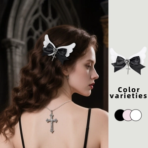 Detailansicht der Gothic Engel Flügel Haarschleife mit Strass und Metall Kreuz Anhänger