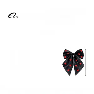 Détail des cœurs rouges sur la pince à cheveux en satin noir de 14x18,5cm