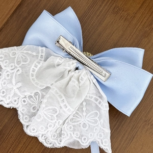 Eleganter hellblauer Haarschlaufen-Clip mit weißer Blumenspitze und Entenschnabelklemme