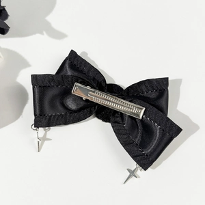 Gothic-Haarspange mit schwarzer Satinschleife, silbernen Kreuzanhängern und Metallclip