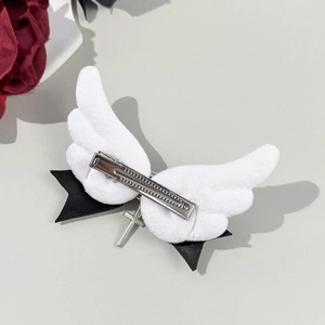 Detailansicht Gothic Lolita Engelsflügel Haarklammer mit schwarzer Schleife und Kreuz