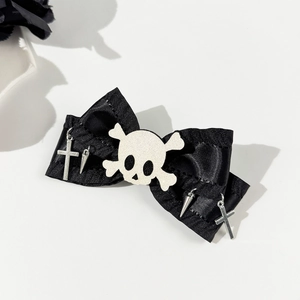 Detail von Gothic-Schleifen-Haarclip mit Totenkopf und metallischen Kreuz-Anhängern