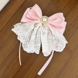 Eleganter rosa Schleifen-Haarclip mit weißer Spitze und Perlen auf Holzgrundlage